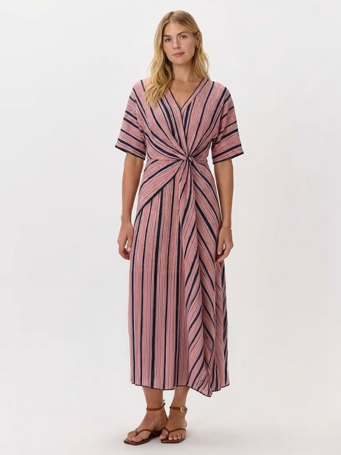 Vestido maxi de cintura anudada y caída fluida