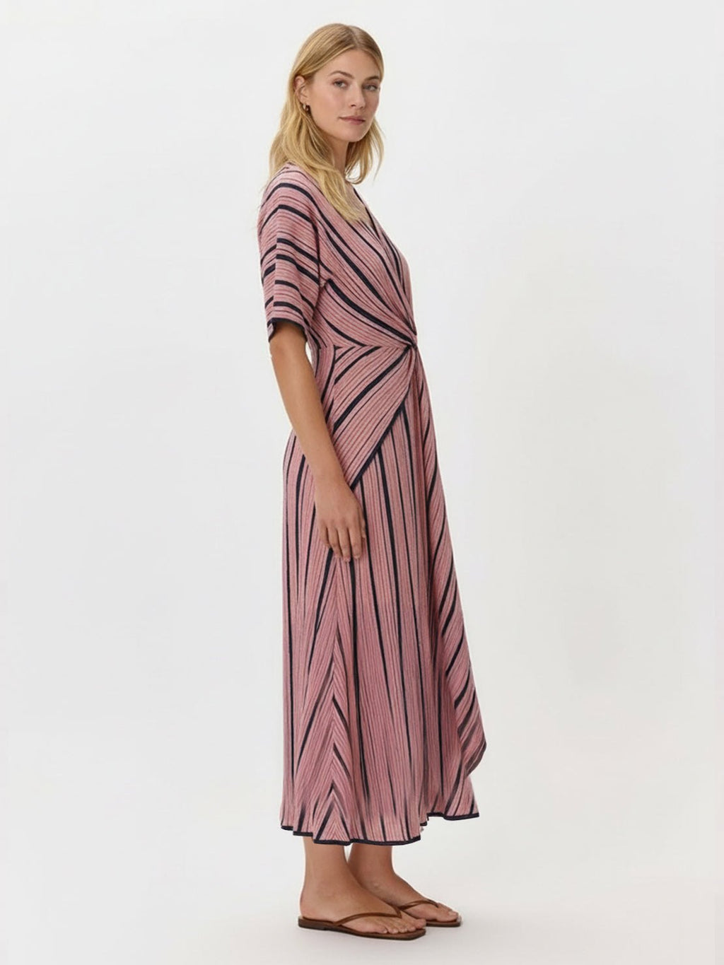 Vestido maxi de cintura anudada y caída fluida