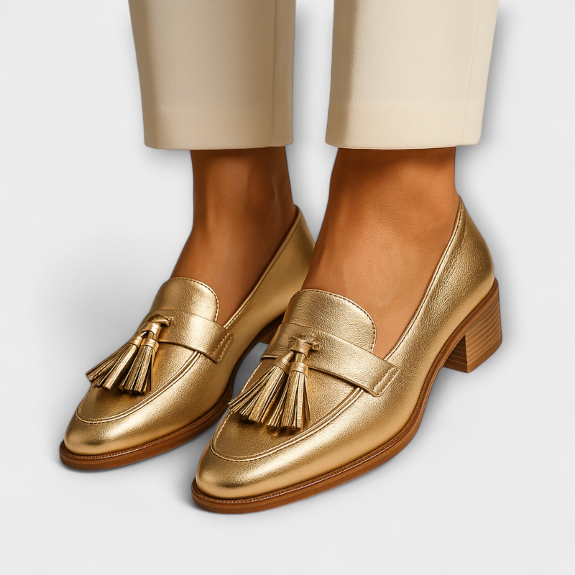 Mocasines celestes dorados con borlas elegantes
