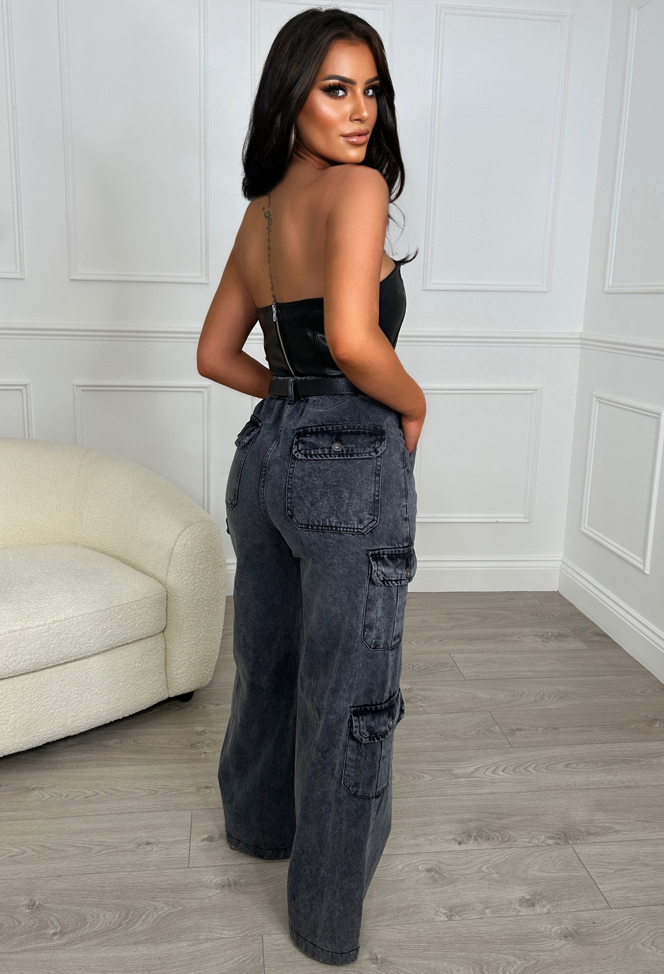 Denim Revolution Jeans de pierna ancha en denim negro con bolsillos cargo