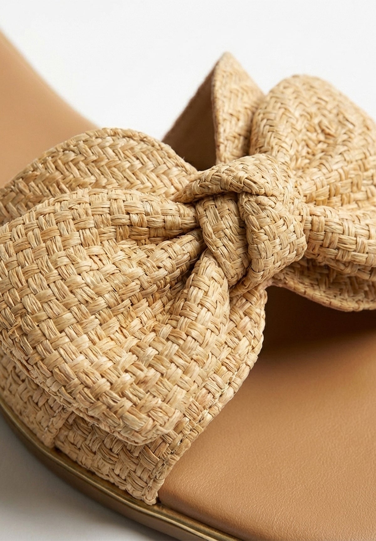 Sandalias Belle Of The Bow Beige con Moño y Pedrería