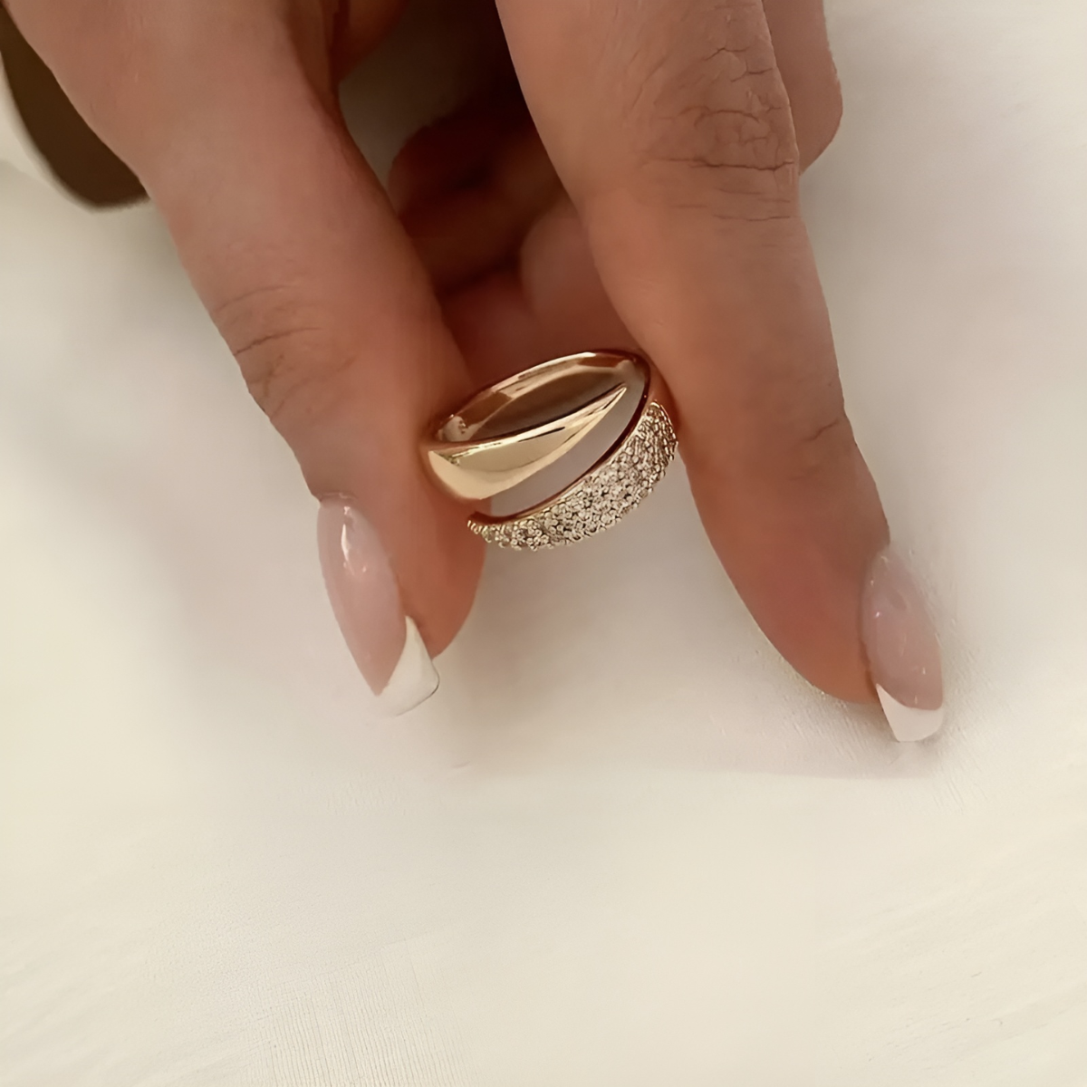Julia™ - Anillo Elegante Haven