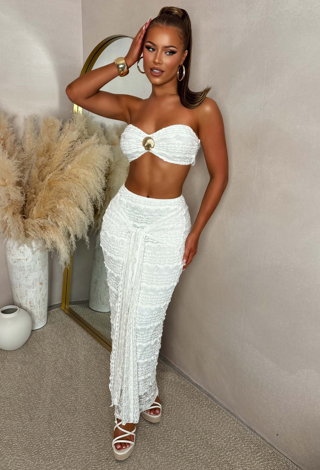 Conjunto Texturizado Blanco con Detalles de Conchas Marinas