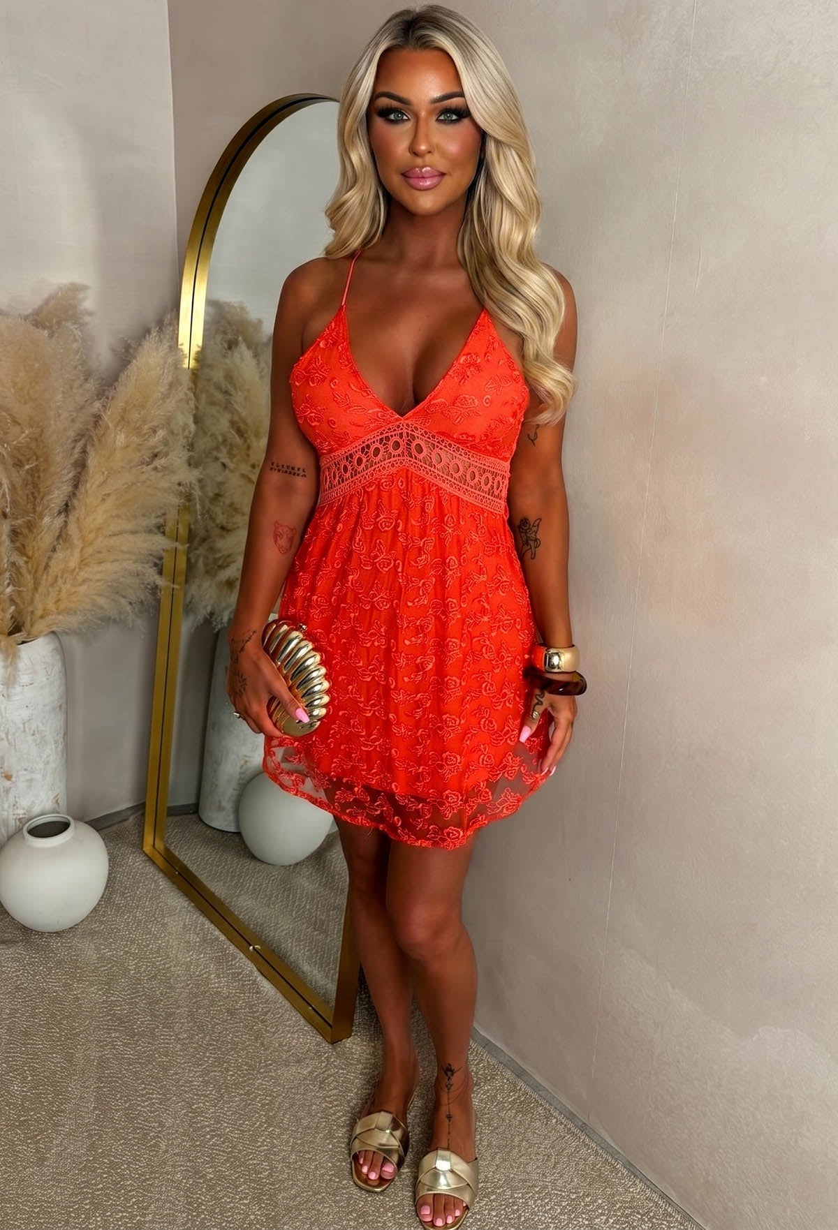 Vestido Mini Coral de Encaje con Ribete de Crochet y Espalda Abierta Amara