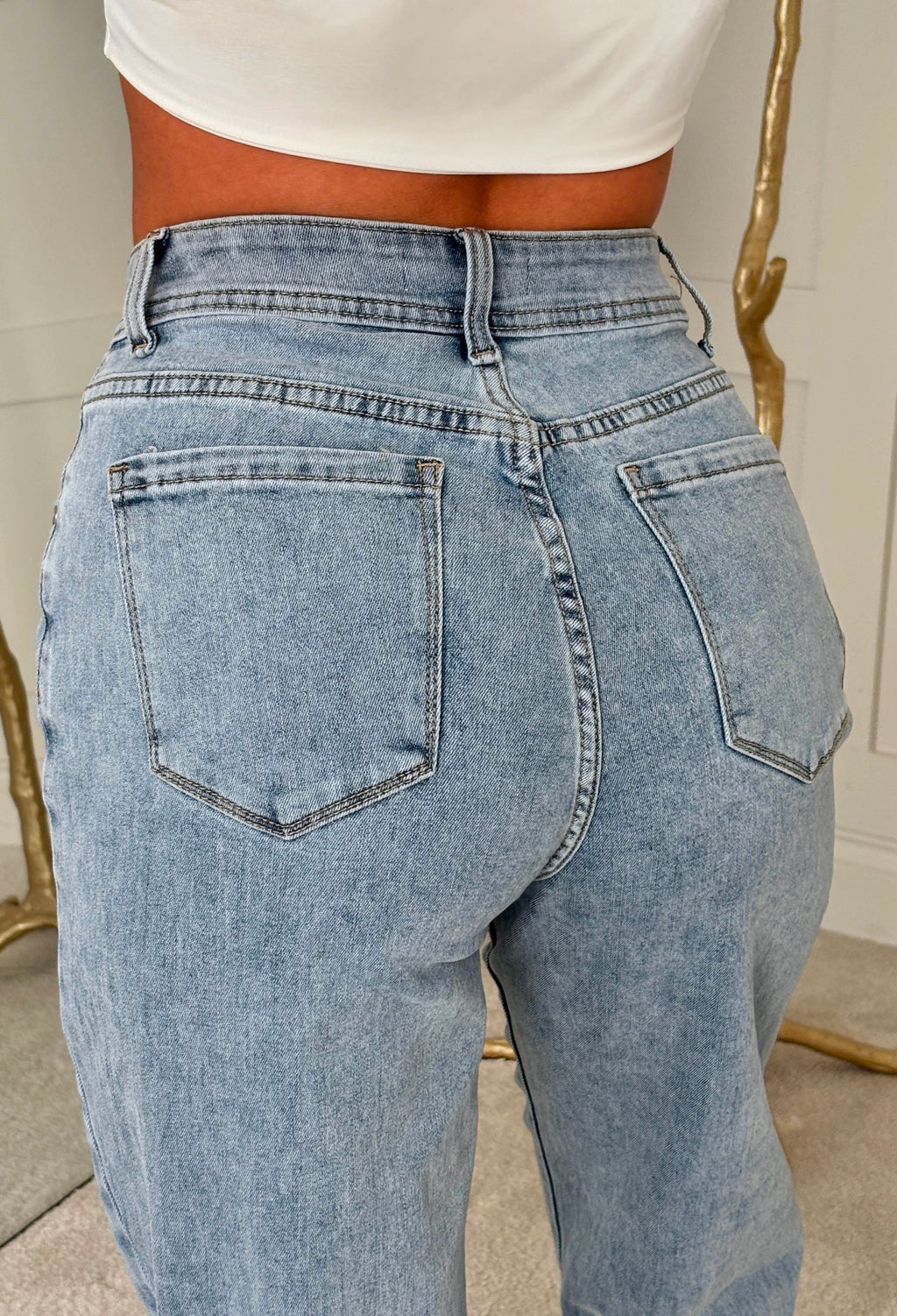 Betty jeans de mezclilla elástica lavado claro con corte barril