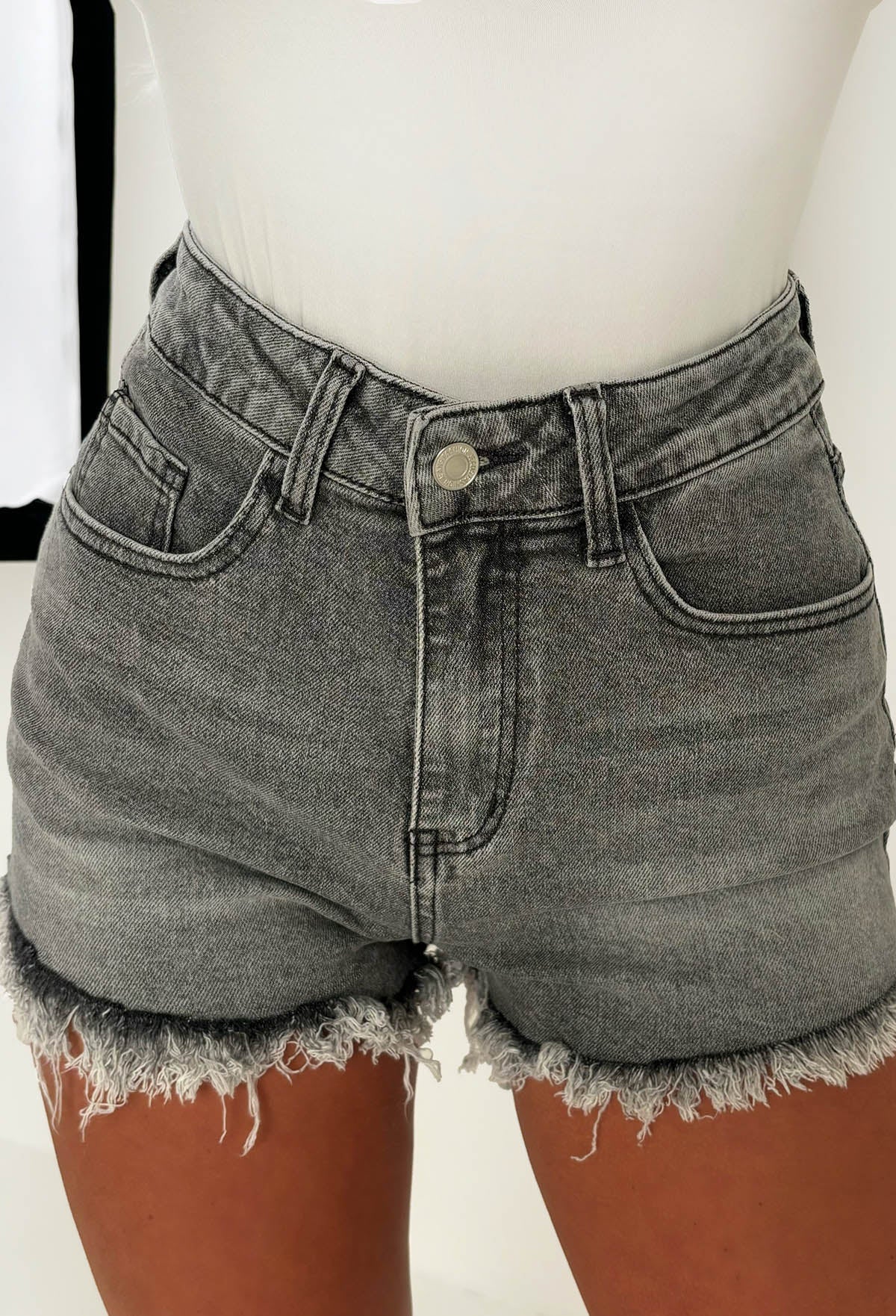 Shorts de Mezclilla Gris Rasgada con Cristales Bring On The Drama