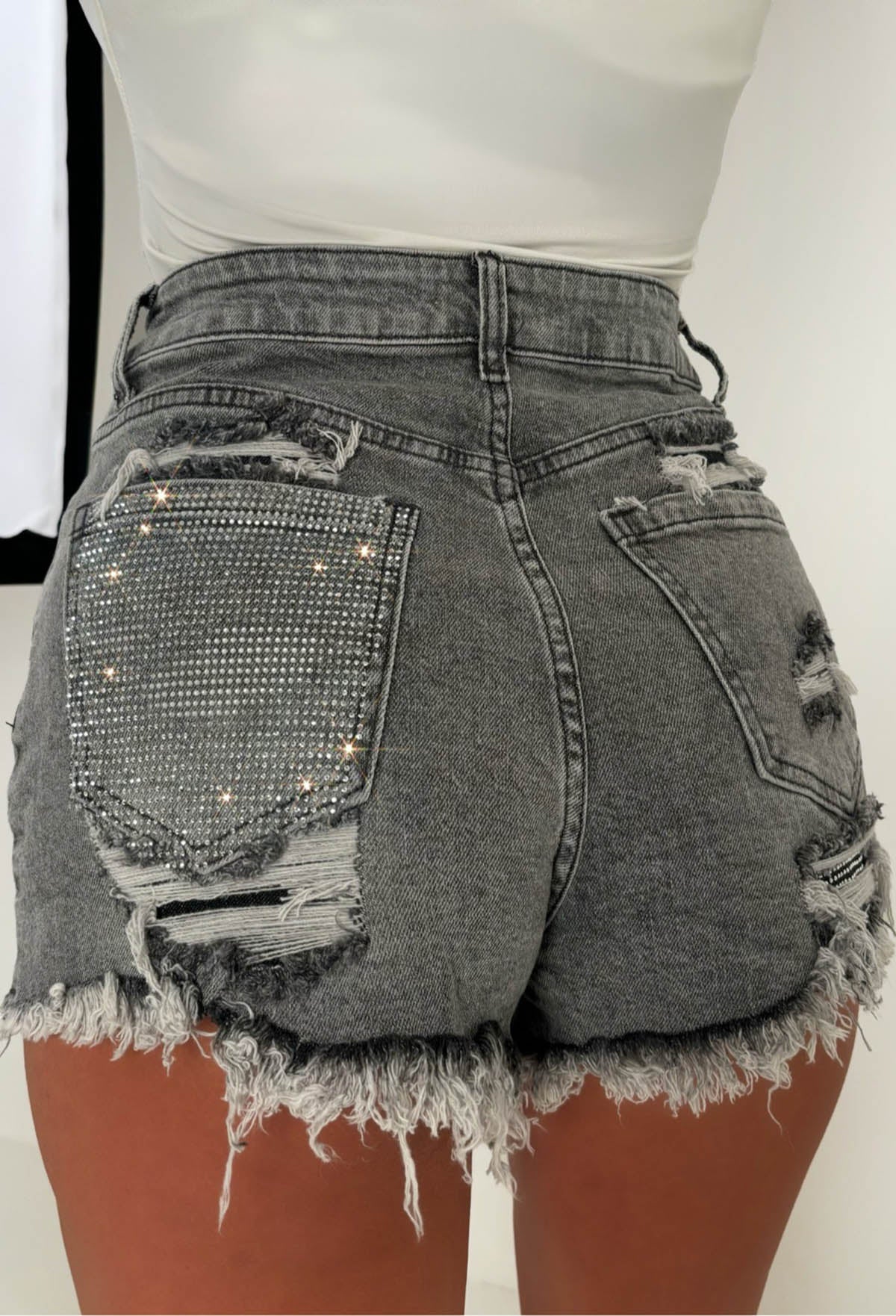Shorts de Mezclilla Gris Rasgada con Cristales Bring On The Drama