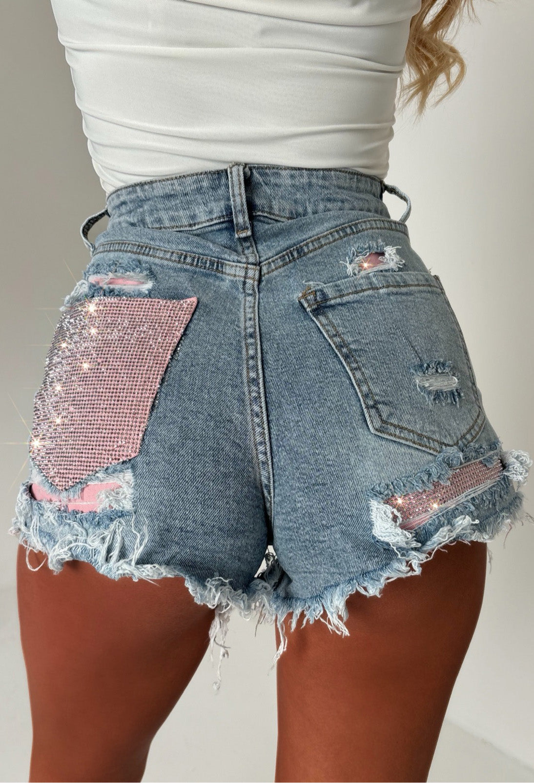 Shorts de Mezclilla Lavado Medio con Bolsillos Rosas Bring On The Drama