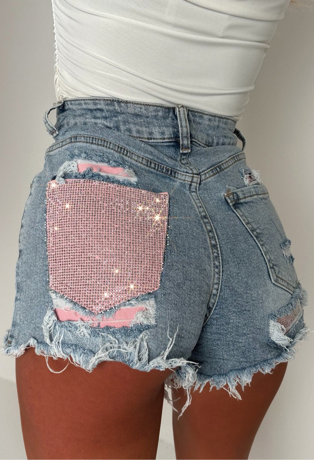 Shorts de Mezclilla Lavado Medio con Bolsillos Rosas Bring On The Drama