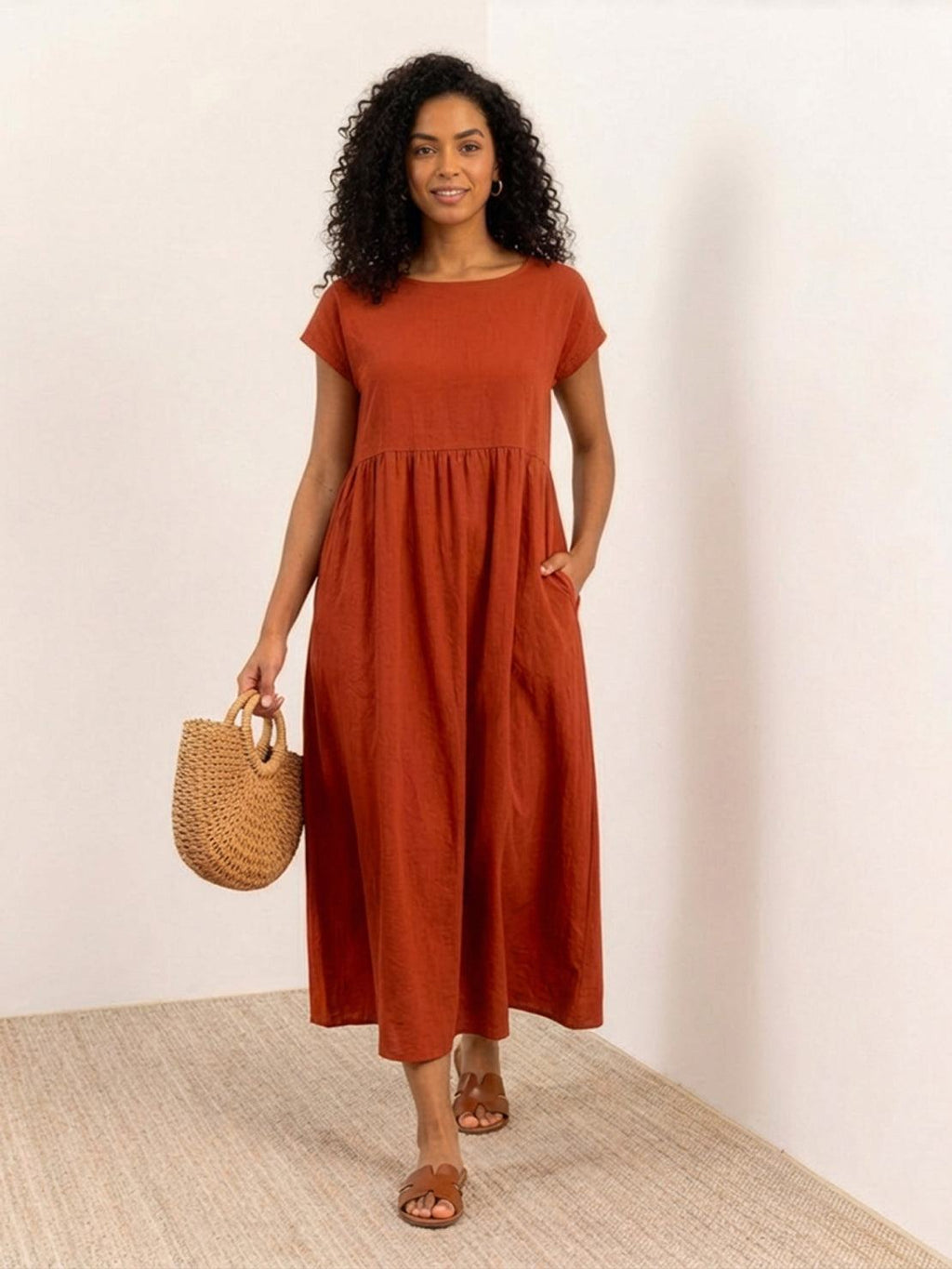 Vestido midi plisado con mangas tipo cap y volumen