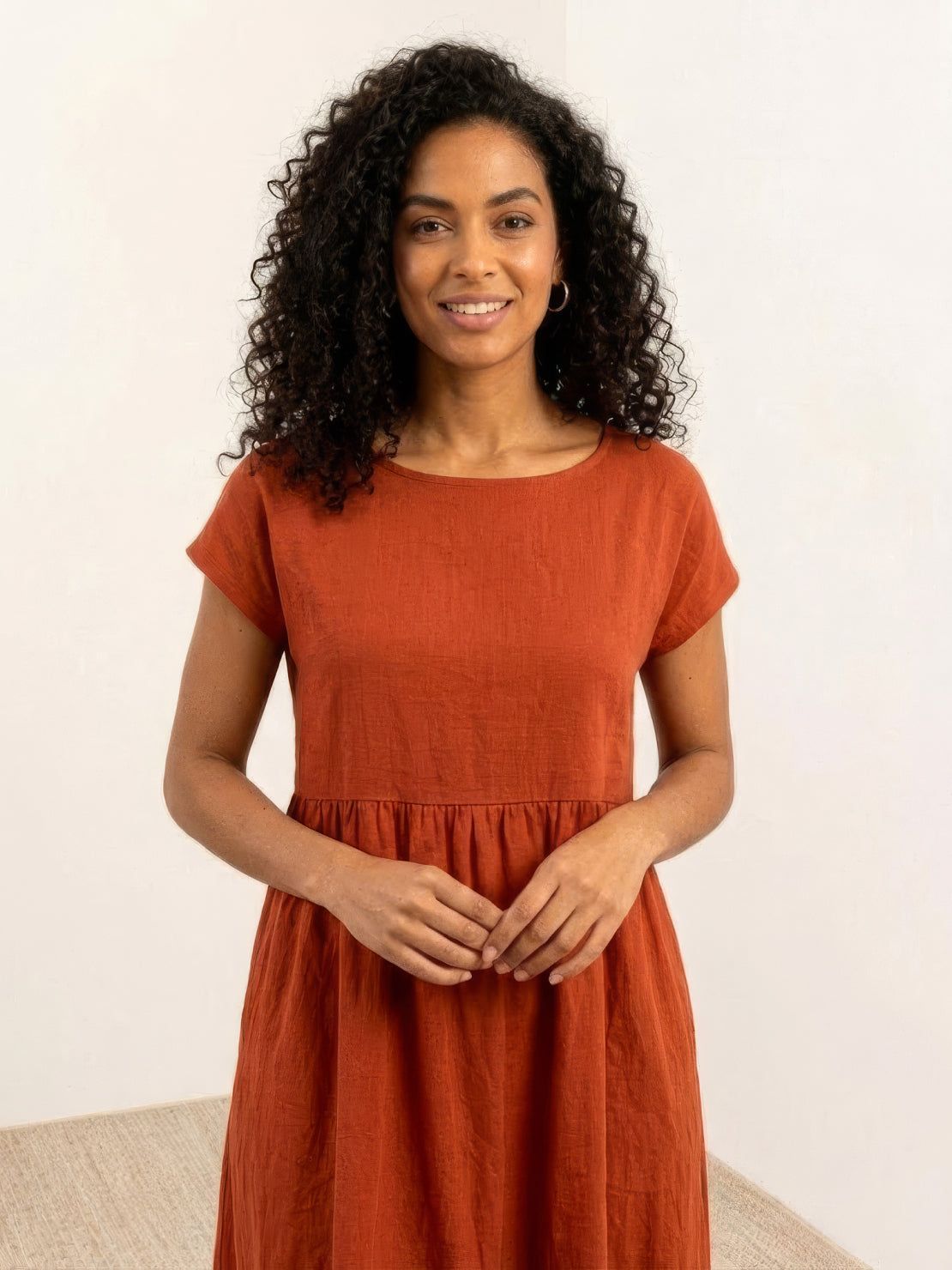 Vestido midi plisado con mangas tipo cap y volumen