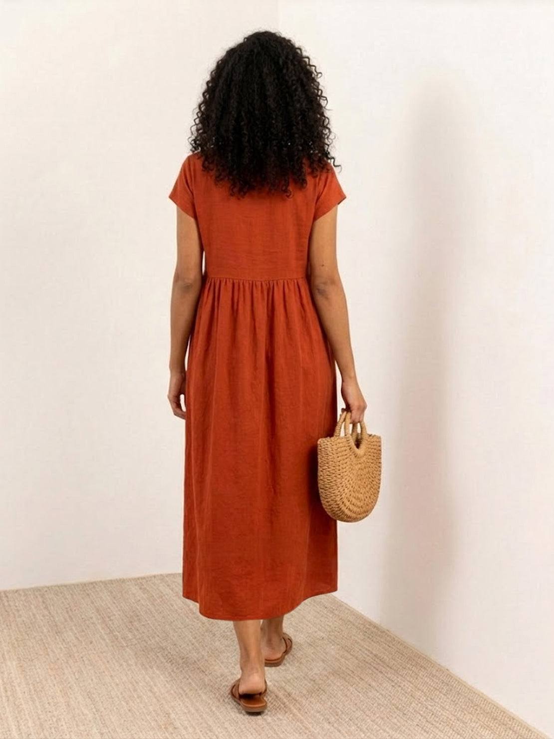 Vestido midi plisado con mangas tipo cap y volumen