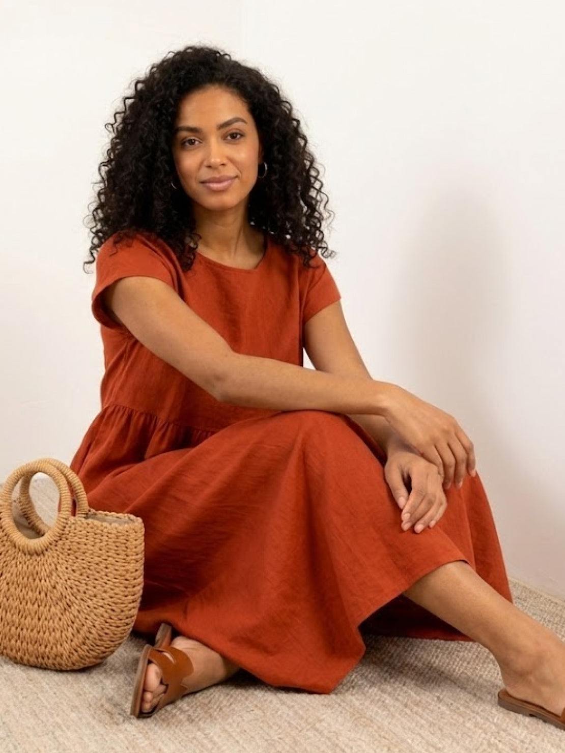 Vestido midi plisado con mangas tipo cap y volumen