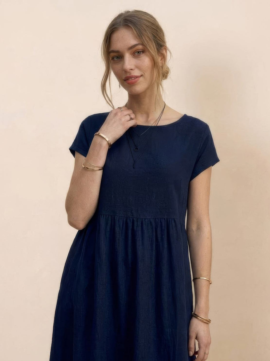 Vestido midi plisado con mangas tipo cap y volumen