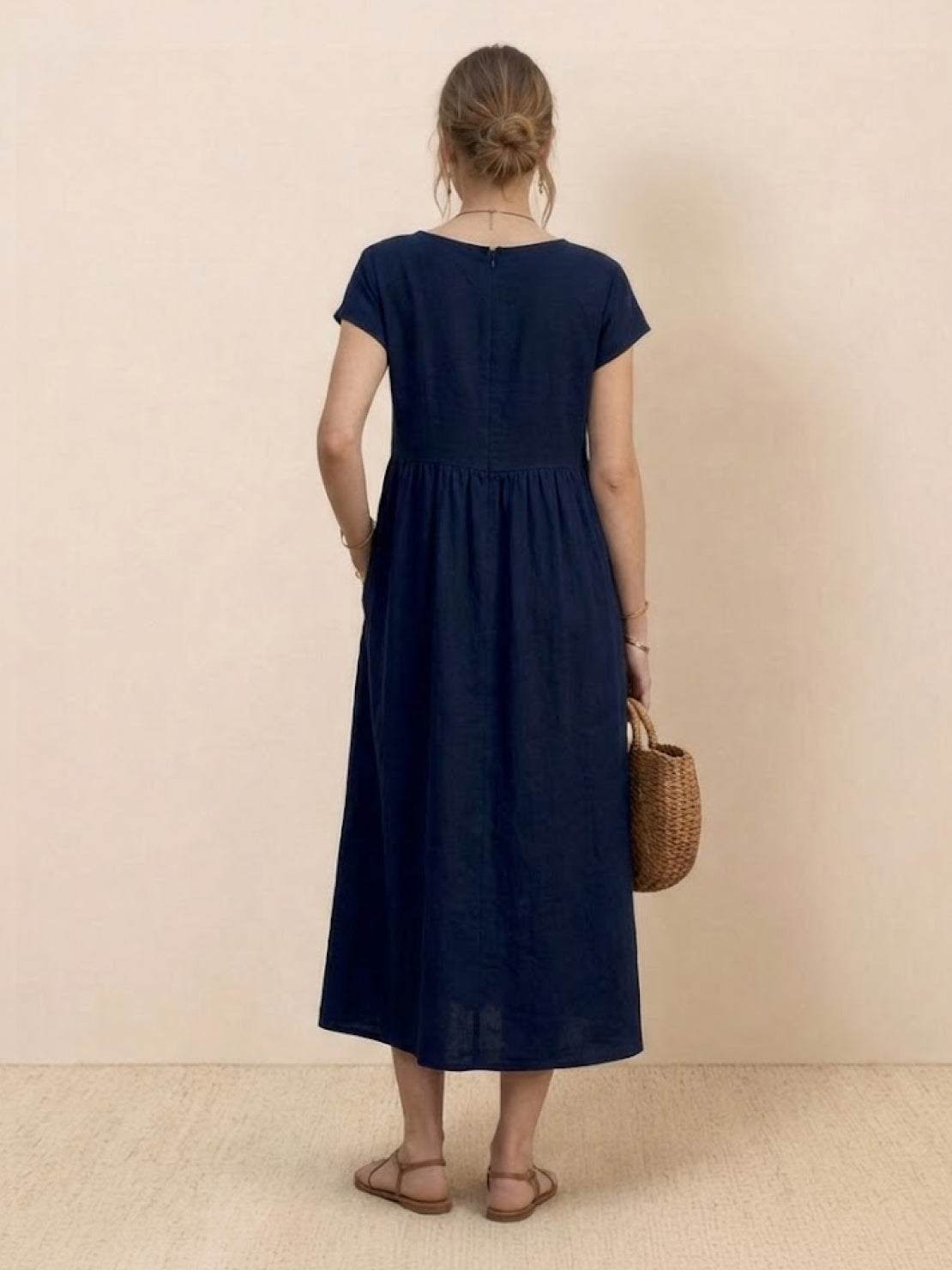 Vestido midi plisado con mangas tipo cap y volumen