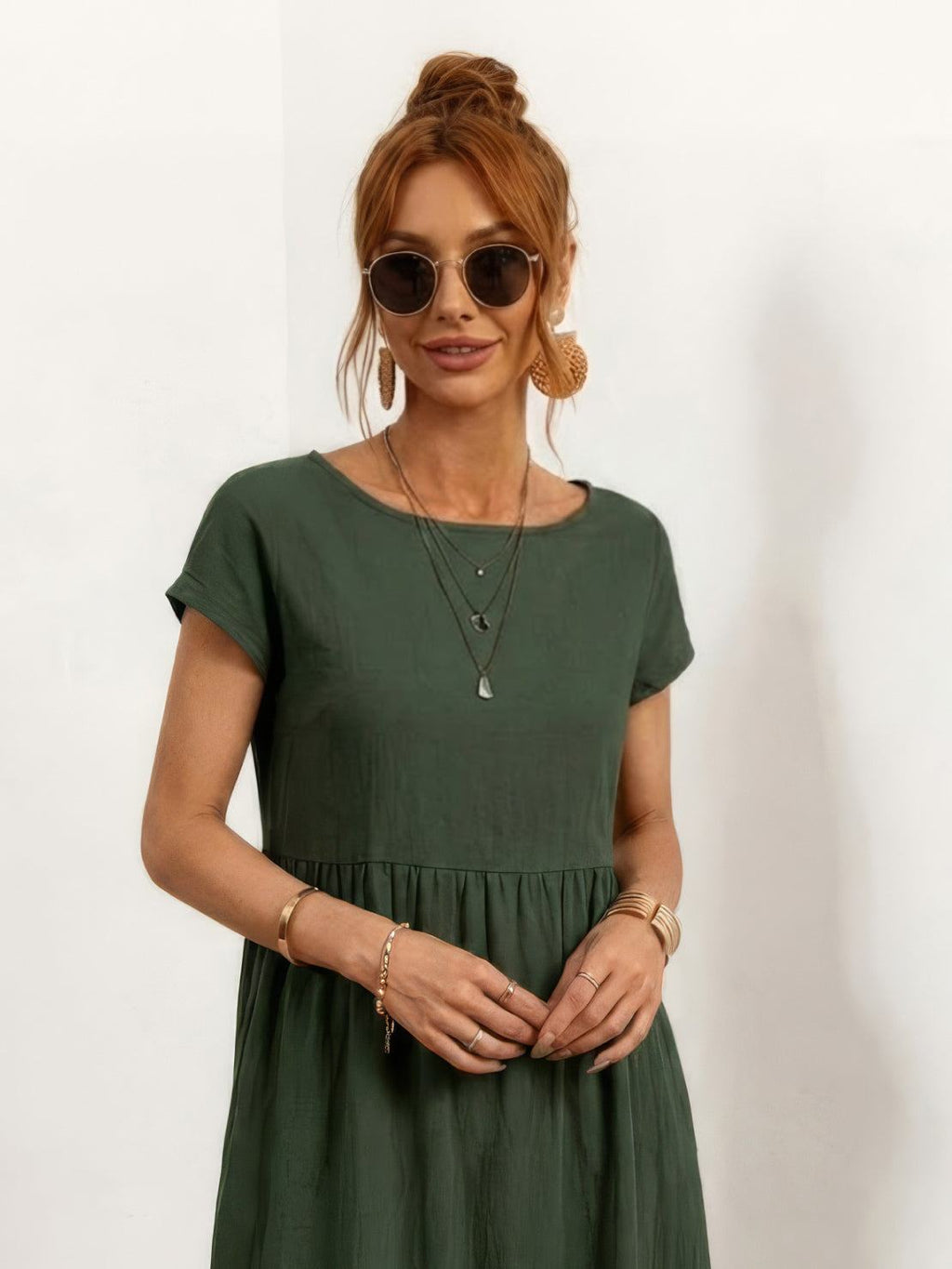 Vestido midi plisado con mangas tipo cap y volumen