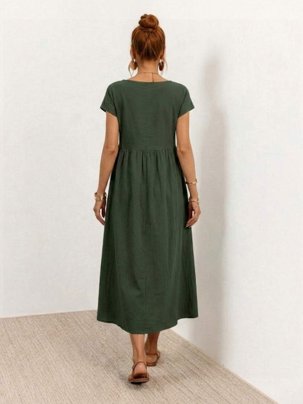 Vestido midi plisado con mangas tipo cap y volumen