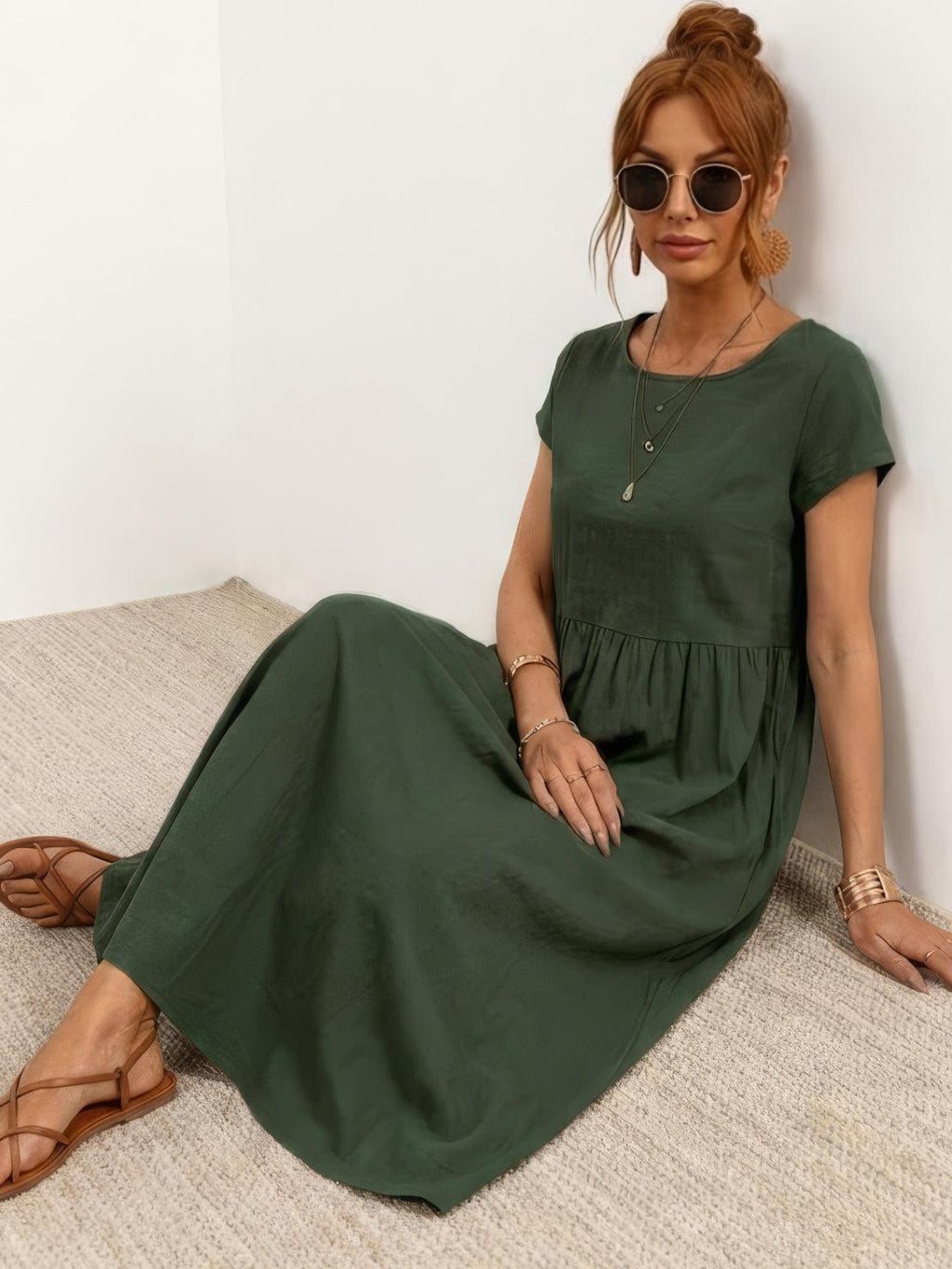 Vestido midi plisado con mangas tipo cap y volumen