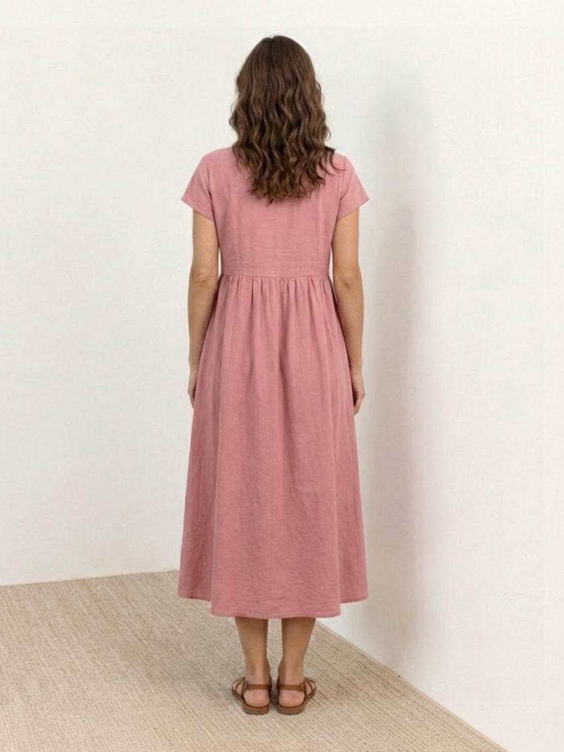 Vestido midi plisado con mangas tipo cap y volumen