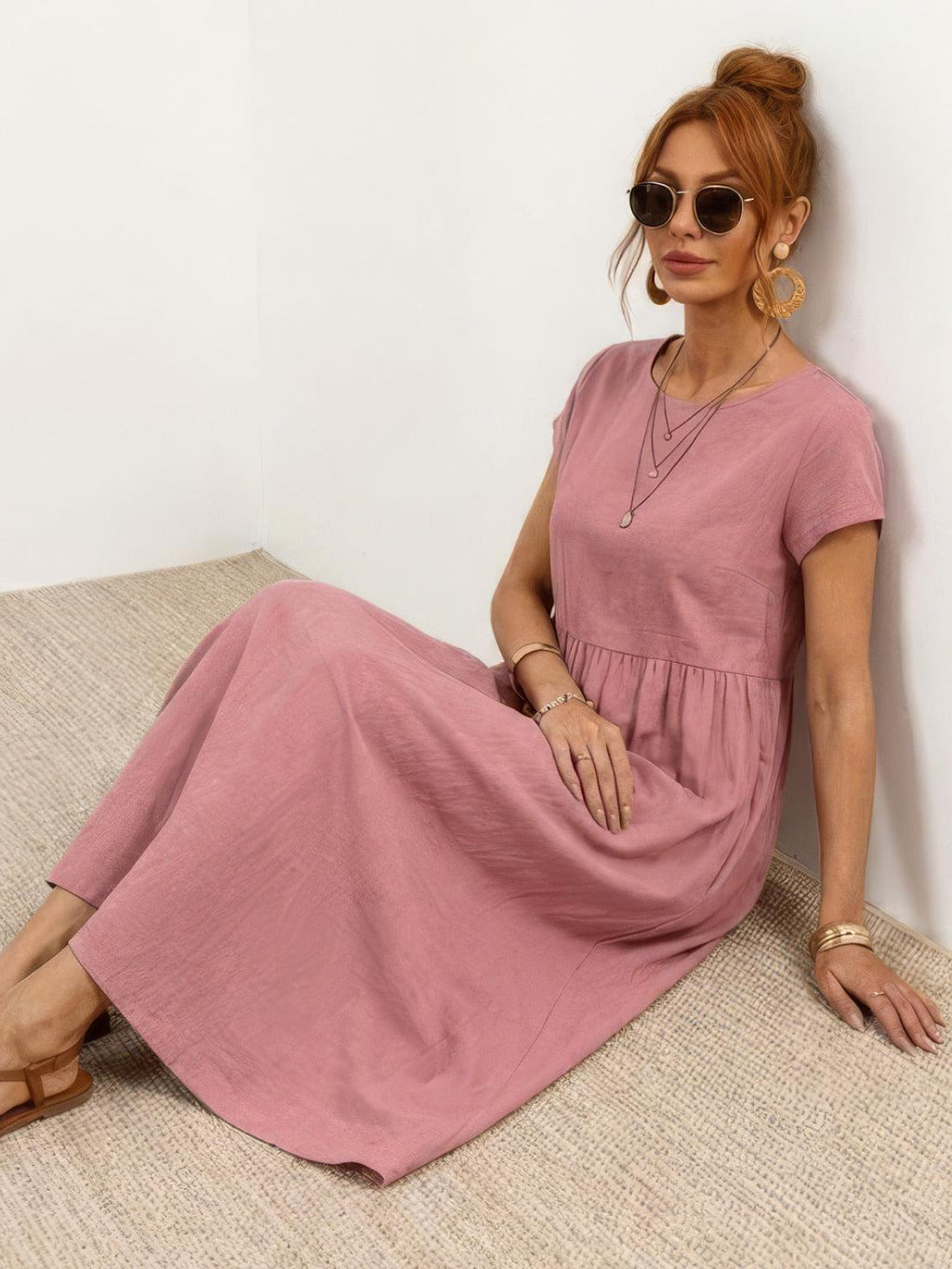 Vestido midi plisado con mangas tipo cap y volumen