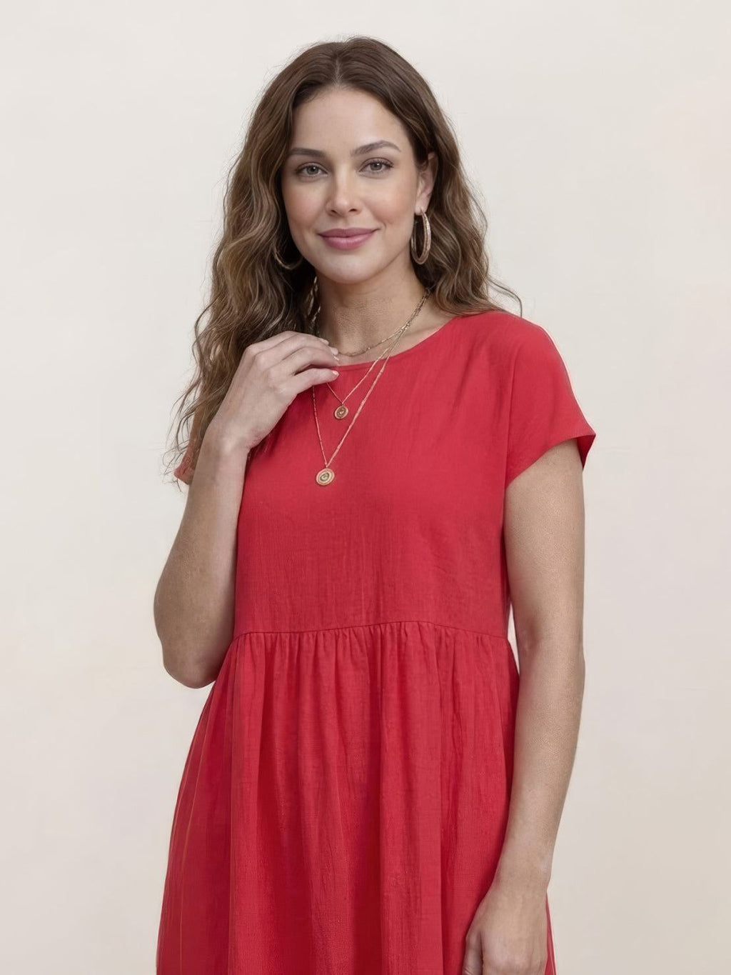 Vestido midi plisado con mangas tipo cap y volumen