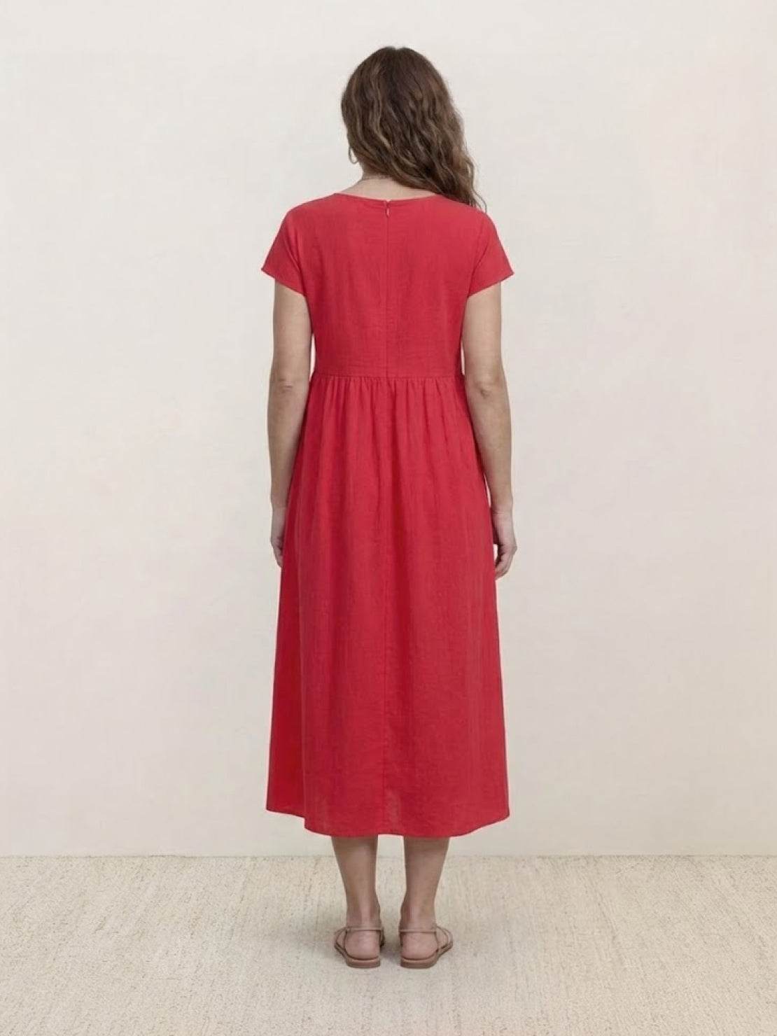 Vestido midi plisado con mangas tipo cap y volumen