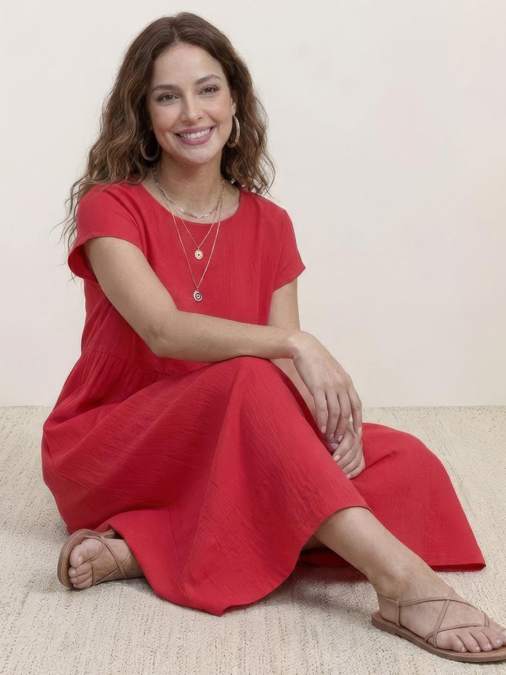 Vestido midi plisado con mangas tipo cap y volumen