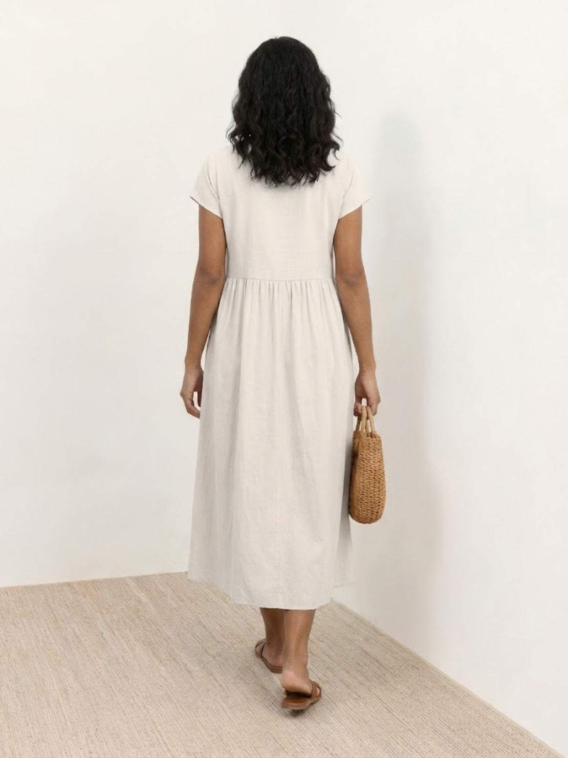 Vestido midi plisado con mangas tipo cap y volumen