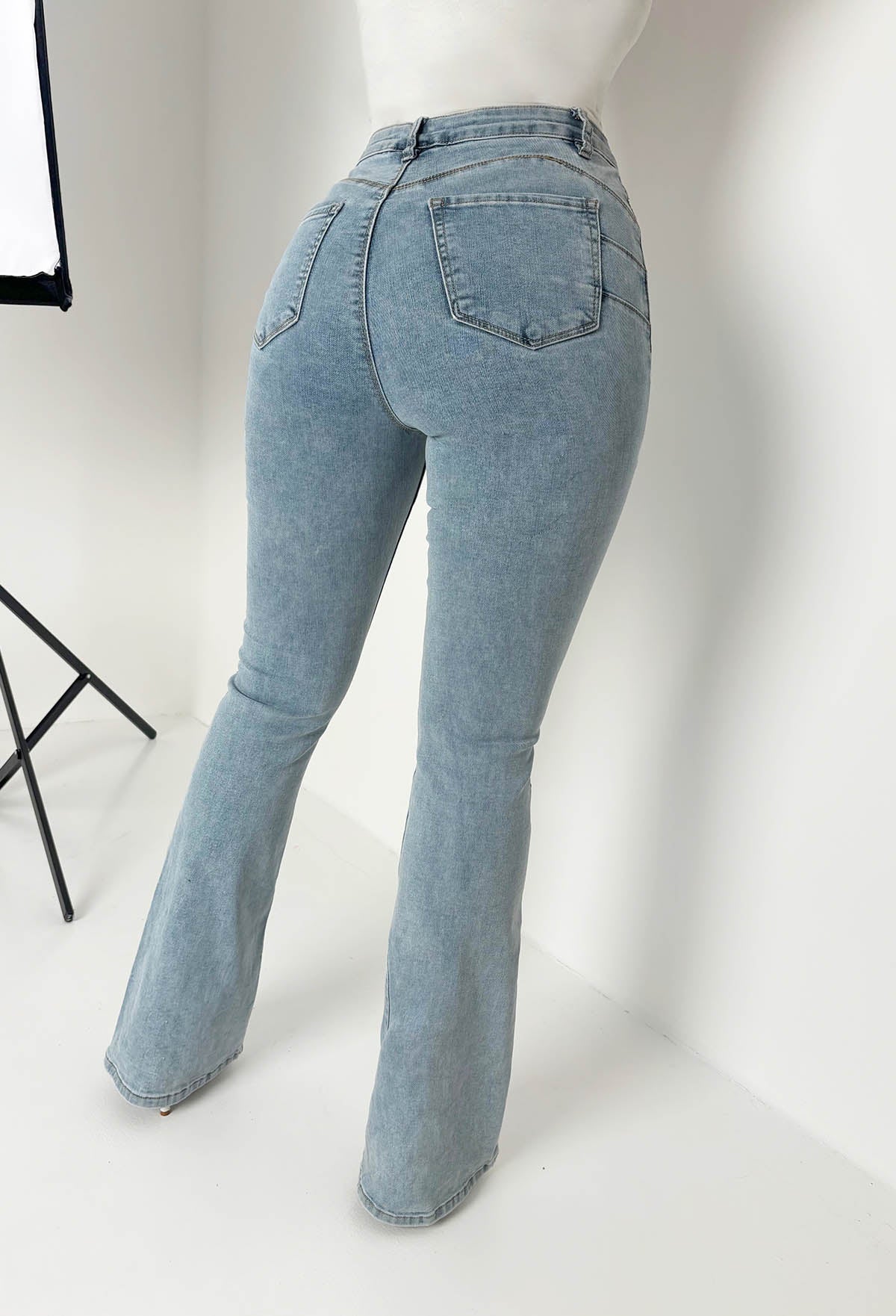 Jeans acampanados de lavado claro, con elastano y efecto push-up, Christiane
