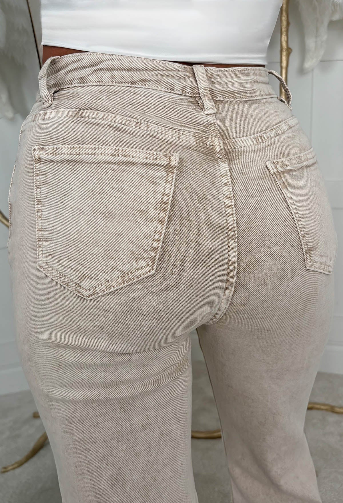 Vaqueros denim beige de pierna ancha, lavados y con tejido elástico