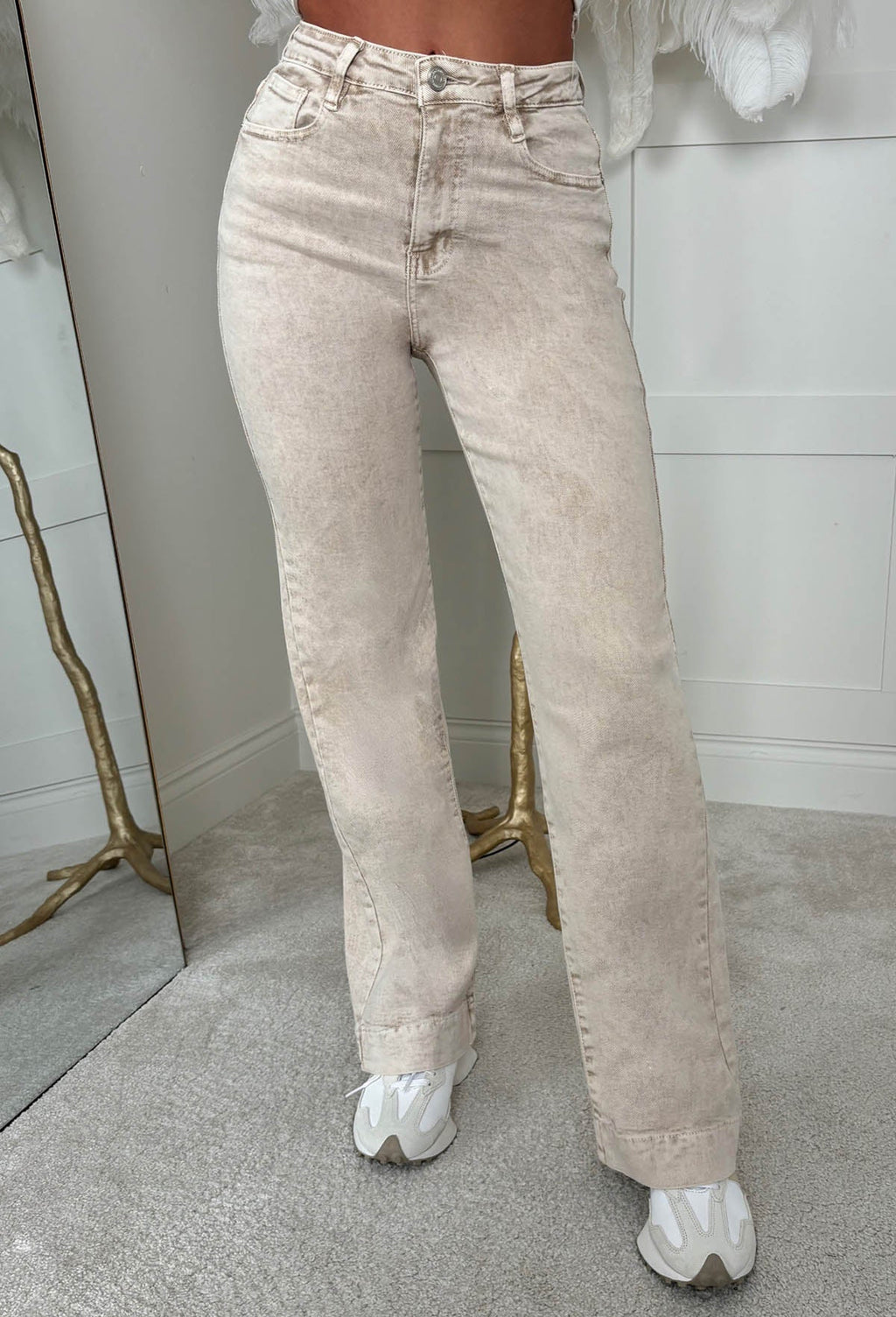 Vaqueros denim beige de pierna ancha, lavados y con tejido elástico
