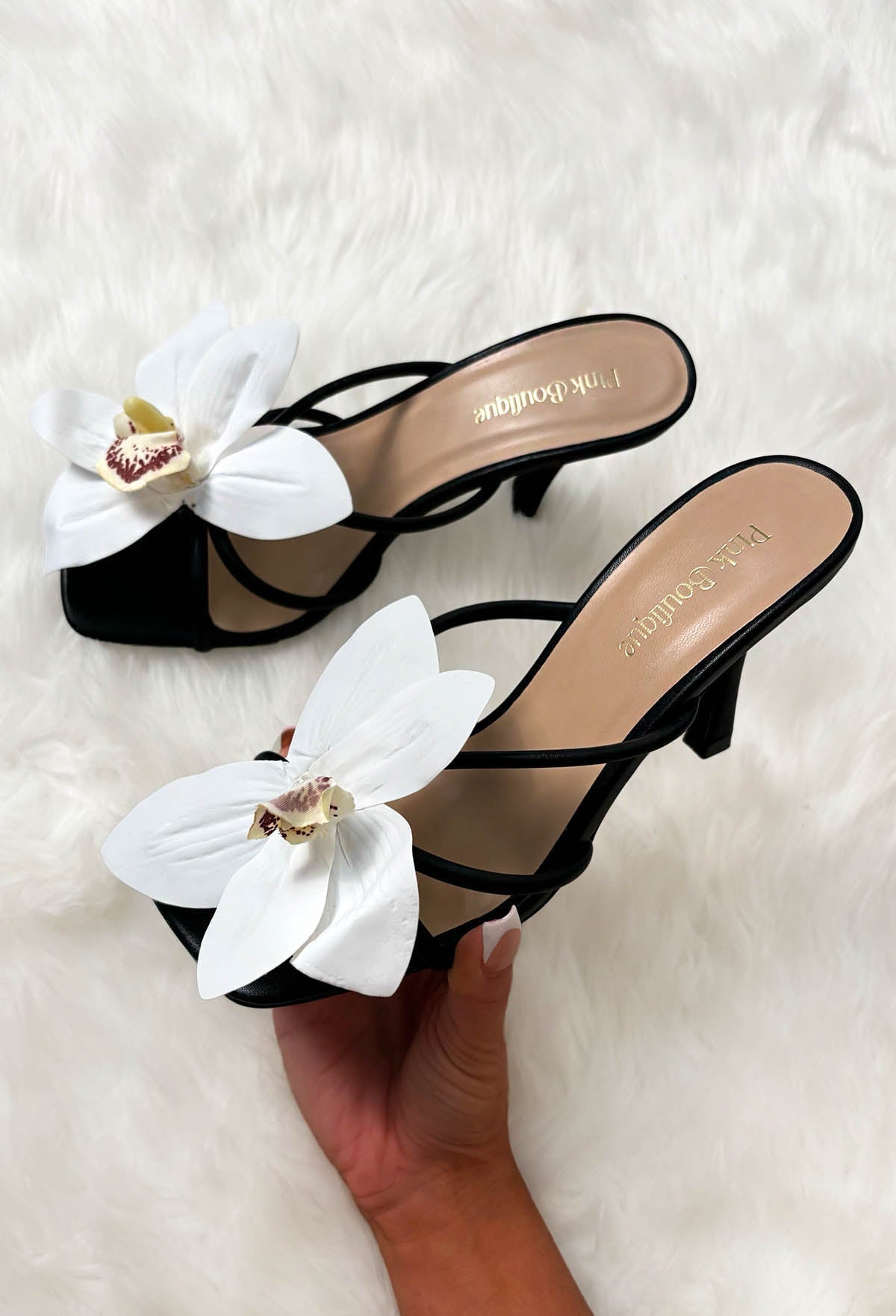 Mules Feeling Pretty Negros con Detalle de Flor