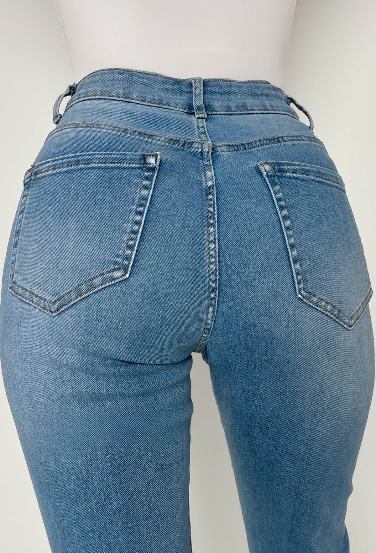 Fierce Forever Vaqueros tipo mamá de tiro medio azul elástico con desgaste y dobladillo doblado
