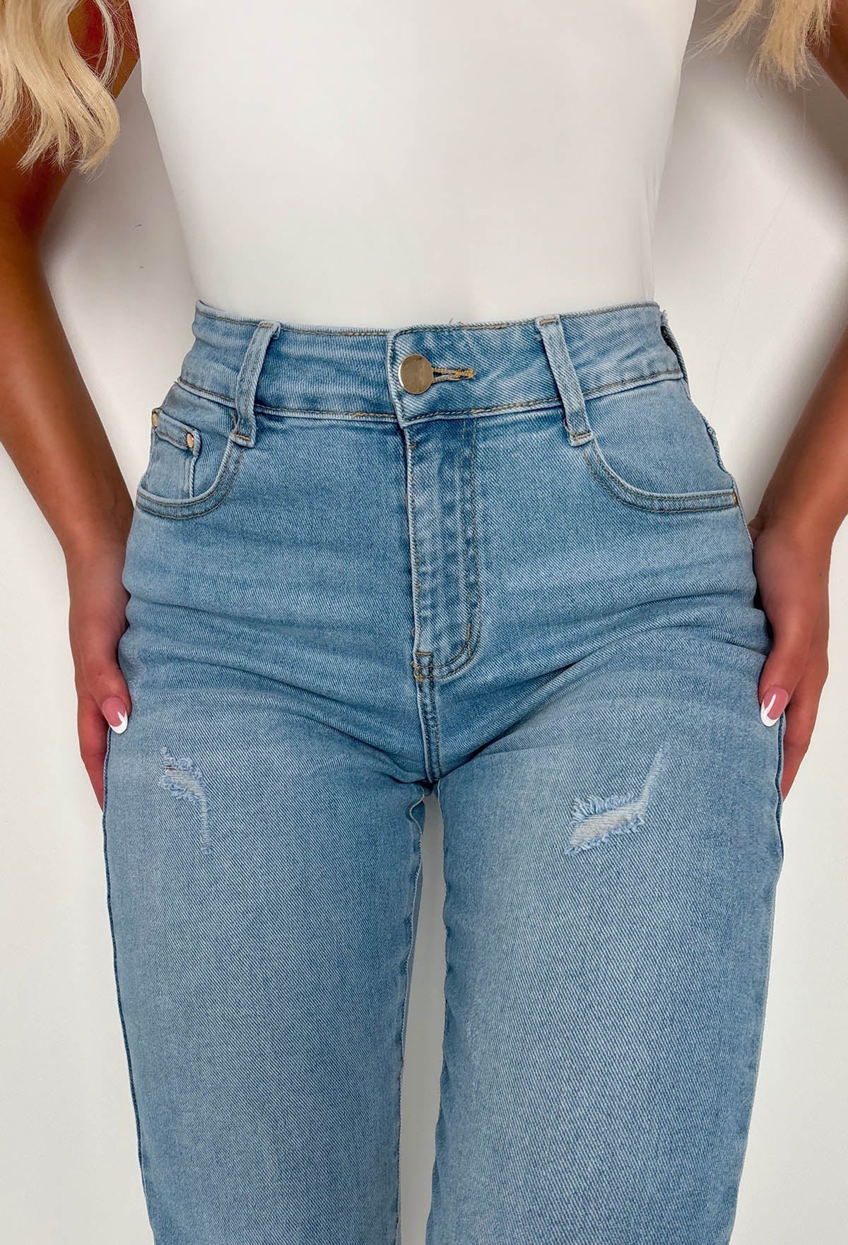 Fierce Forever Vaqueros tipo mamá de tiro medio azul elástico con desgaste y dobladillo doblado