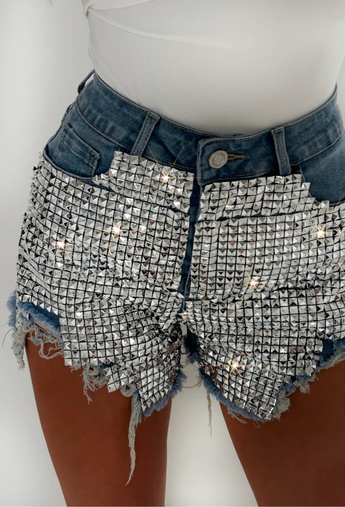 Shorts de Mezclilla Azul Medio con Tachuelas y Detalles Desgastados