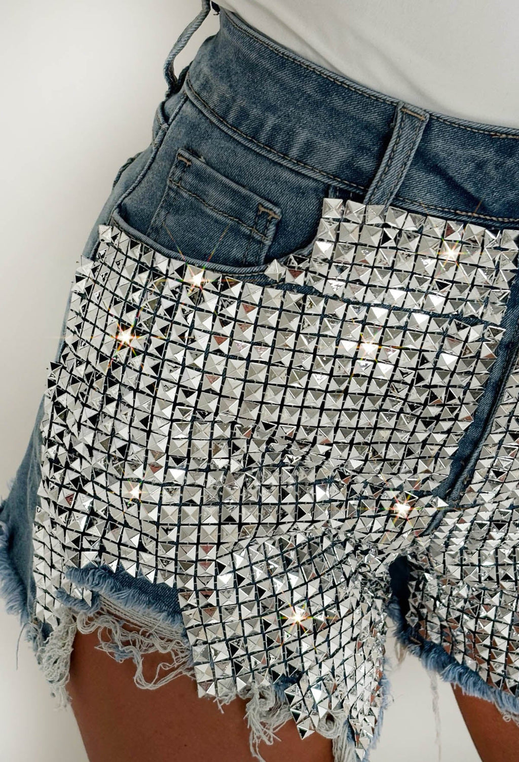 Shorts de Mezclilla Azul Medio con Tachuelas y Detalles Desgastados