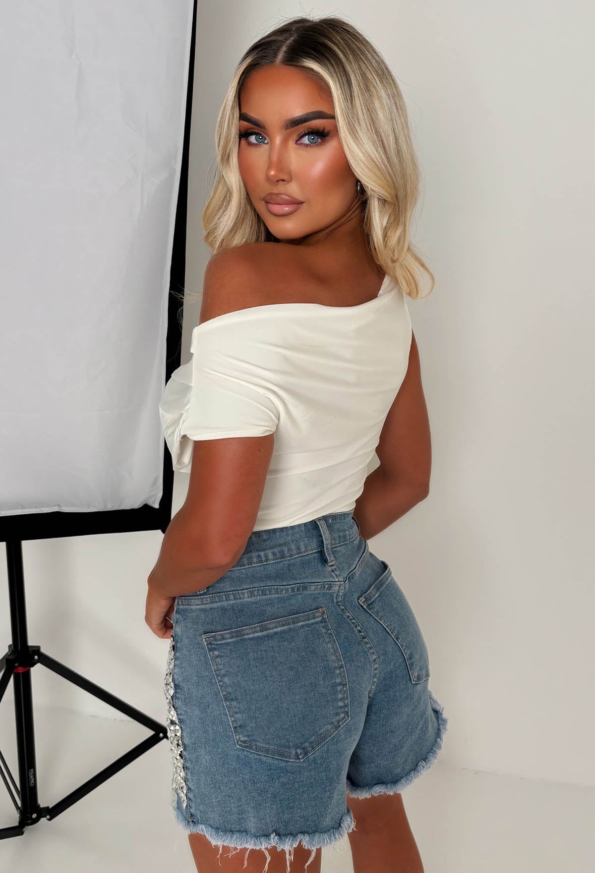 Shorts de Mezclilla Azul Medio con Tachuelas y Detalles Desgastados