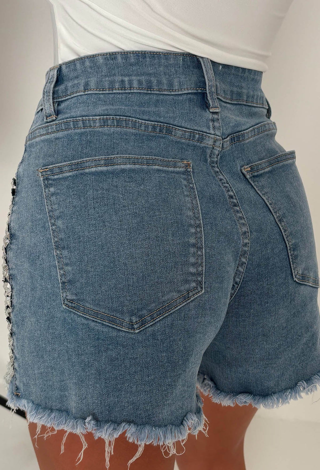 Shorts de Mezclilla Azul Medio con Tachuelas y Detalles Desgastados