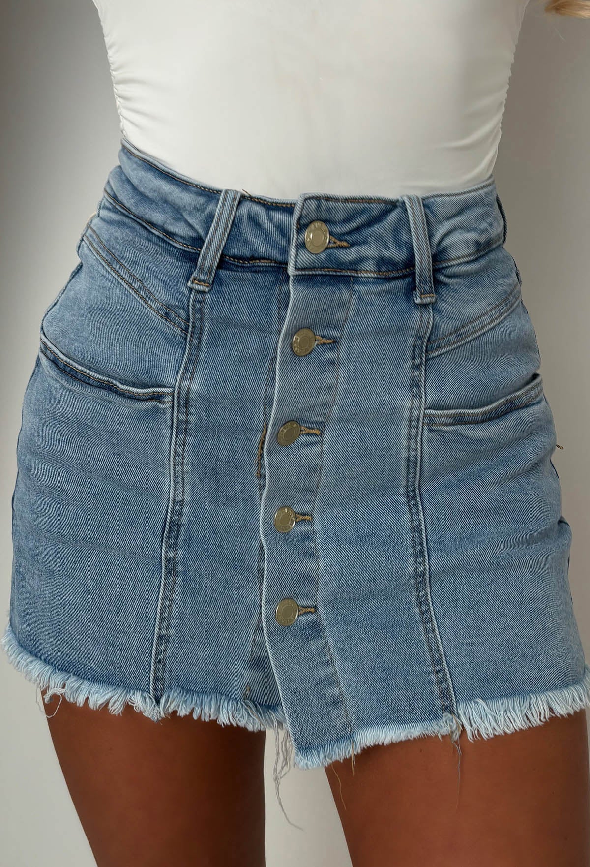Falda Short de Mezclilla Clara con Botones I'm That Girl