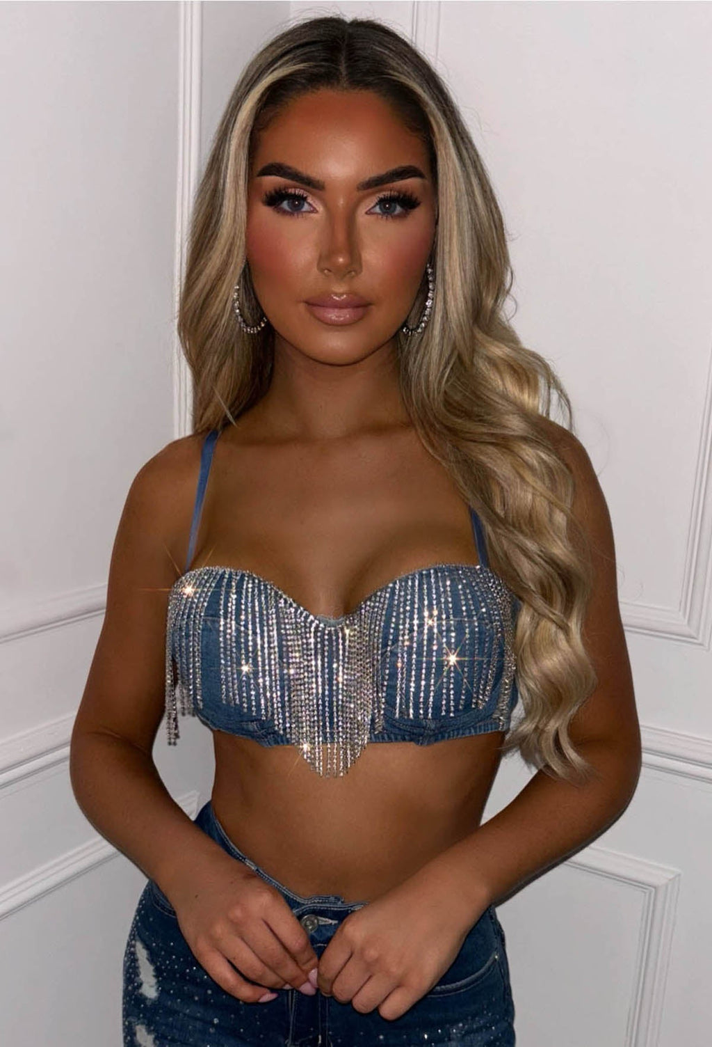 Jean Genie Top corto de denim azul medio con borla de diamantes