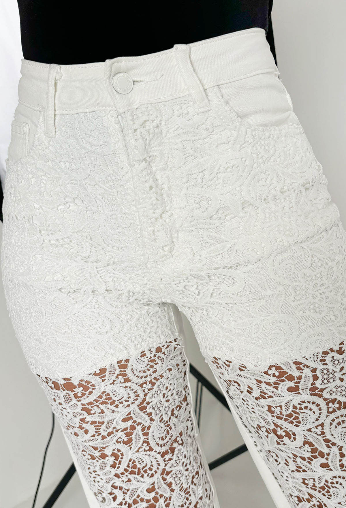 Lace Me Up Vaqueros elásticos con encaje blanco en la parte frontal