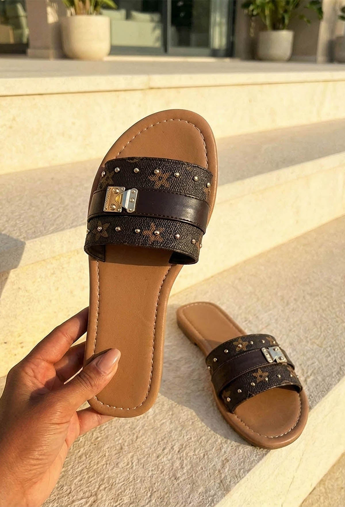 Sandalias Logo Baby Marrones con Estampado