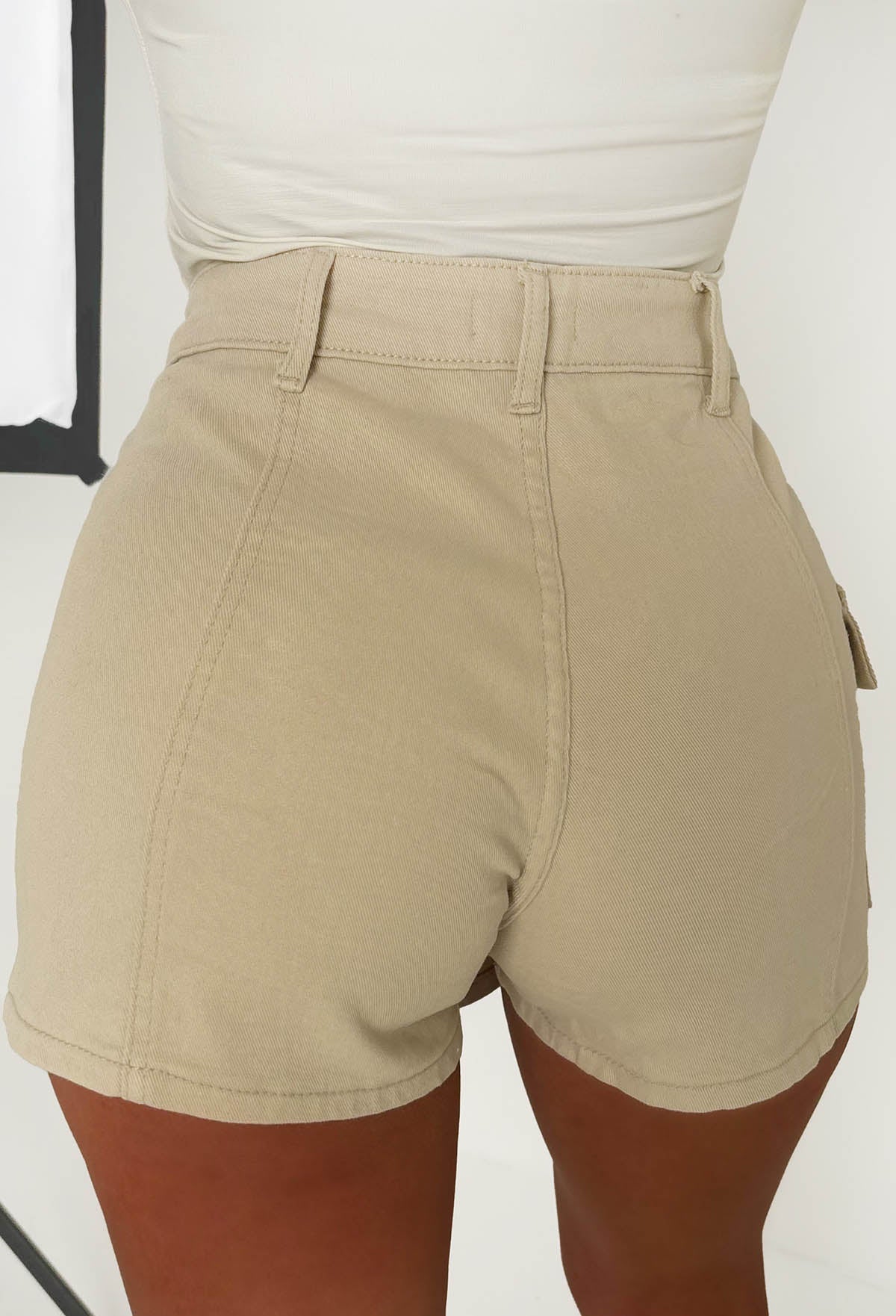 Short Falda Pantalón Beige de Corte Cruzado con Bolsillos Cargo