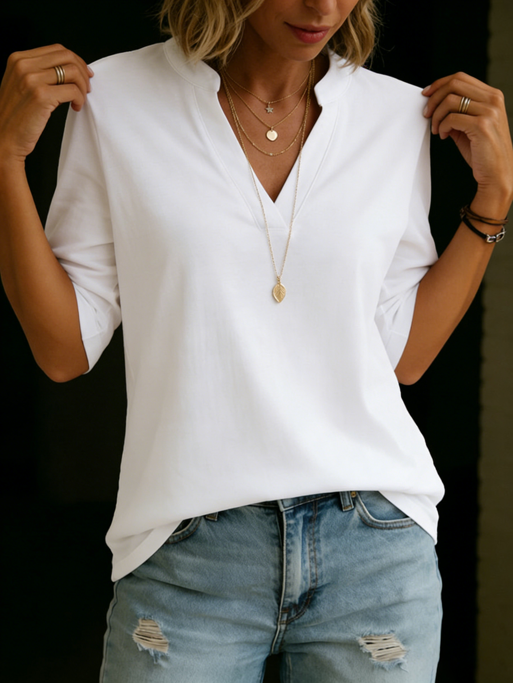 Camiseta básica cómoda de algodón 100% con cuello semiestante y escote en V