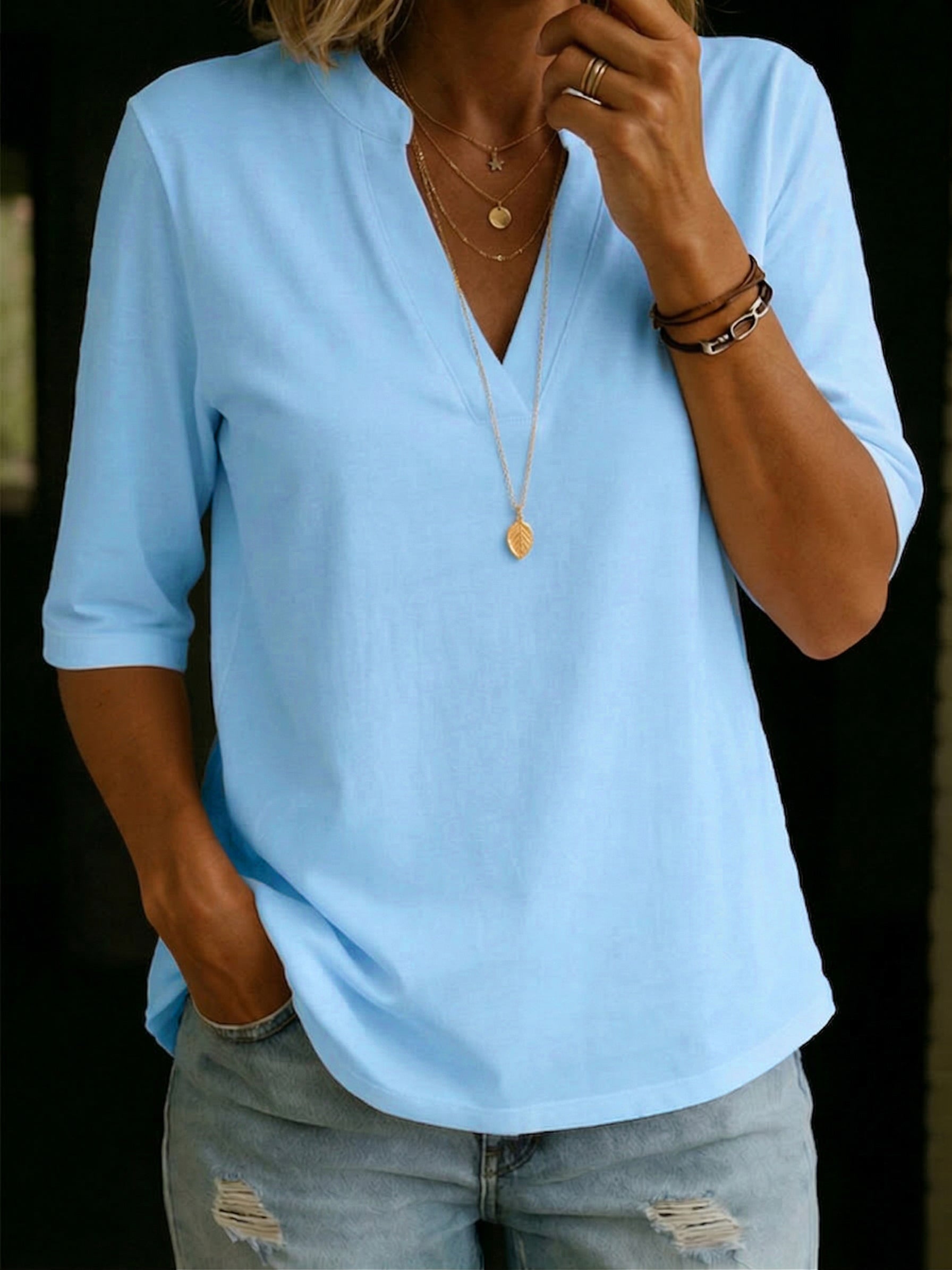 Camiseta básica cómoda de algodón 100% con cuello semiestante y escote en V