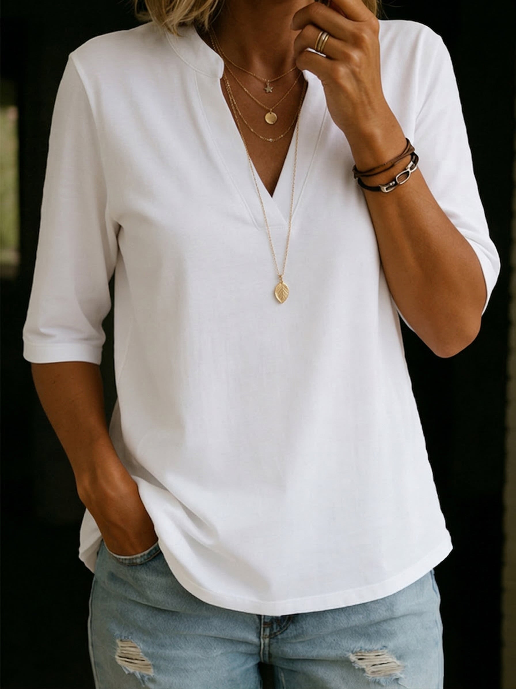 Camiseta básica cómoda de algodón 100% con cuello semiestante y escote en V