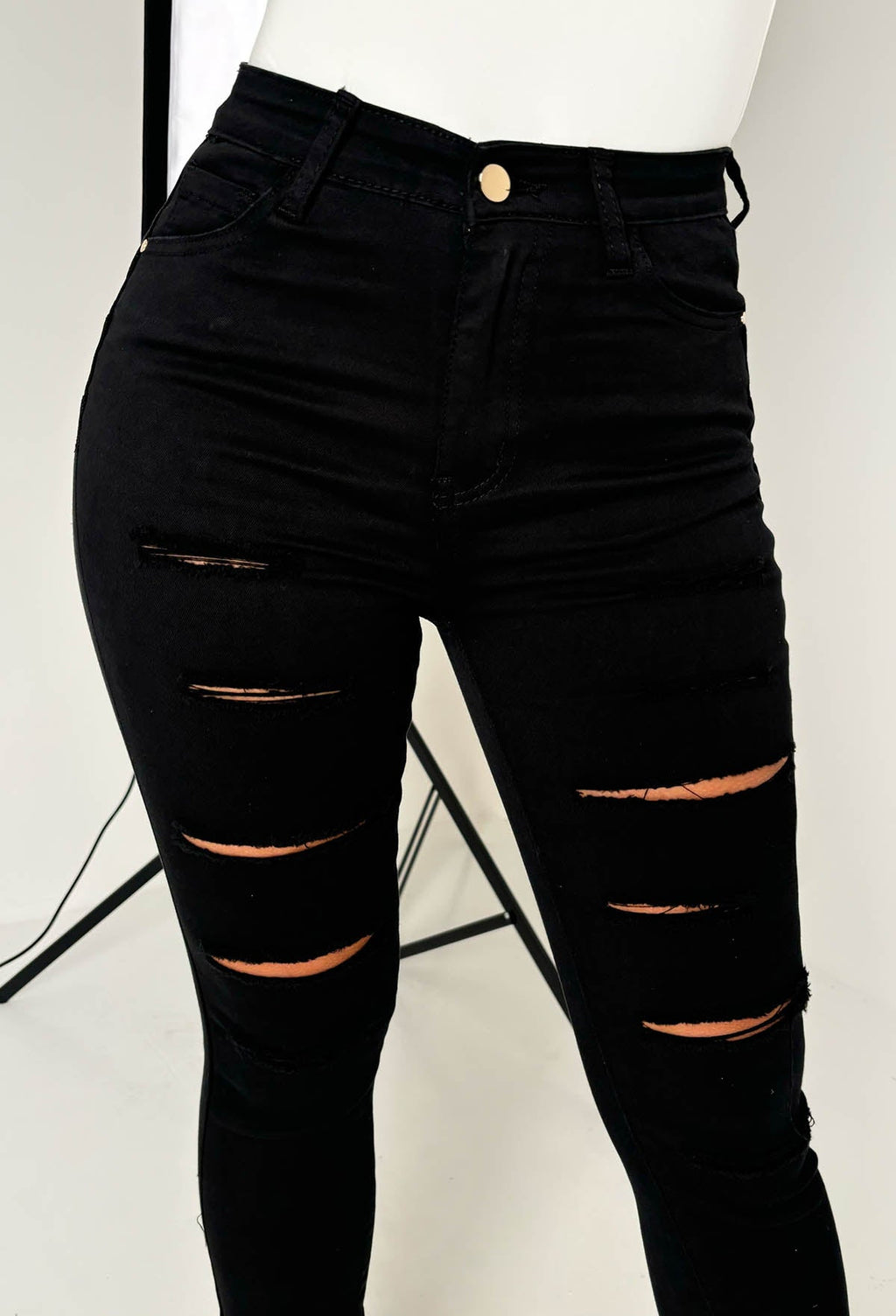 Push Me Baby Vaqueros Pitillo Negros Desgastados con Elastano y Efecto Push Up