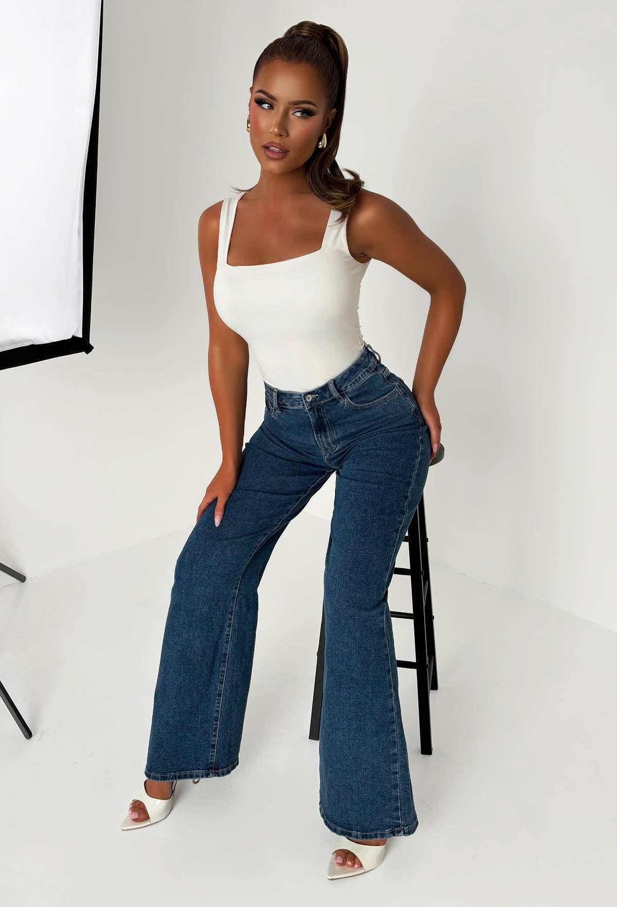 Rae Jeans de lavado oscuro, súper elásticos, acampanados de pierna ancha