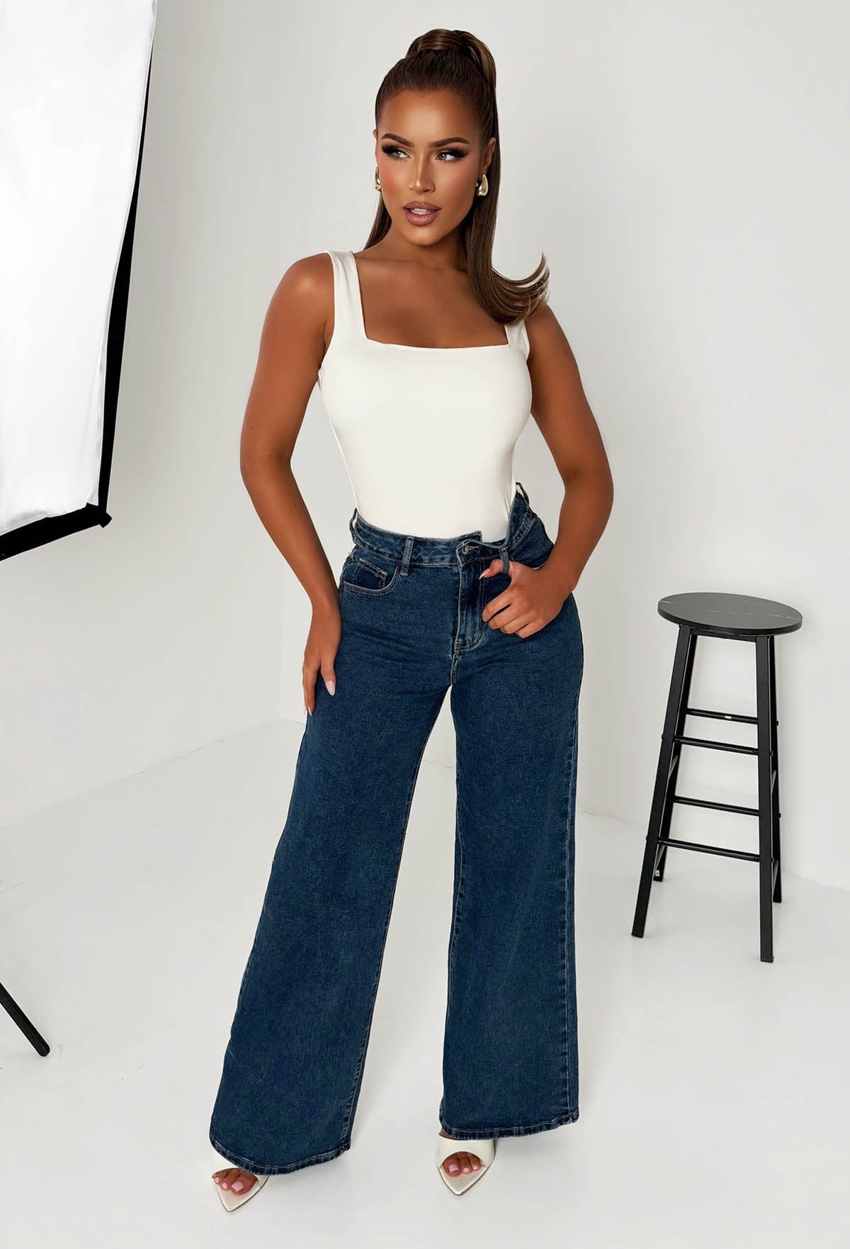 Rae Jeans de lavado oscuro, súper elásticos, acampanados de pierna ancha