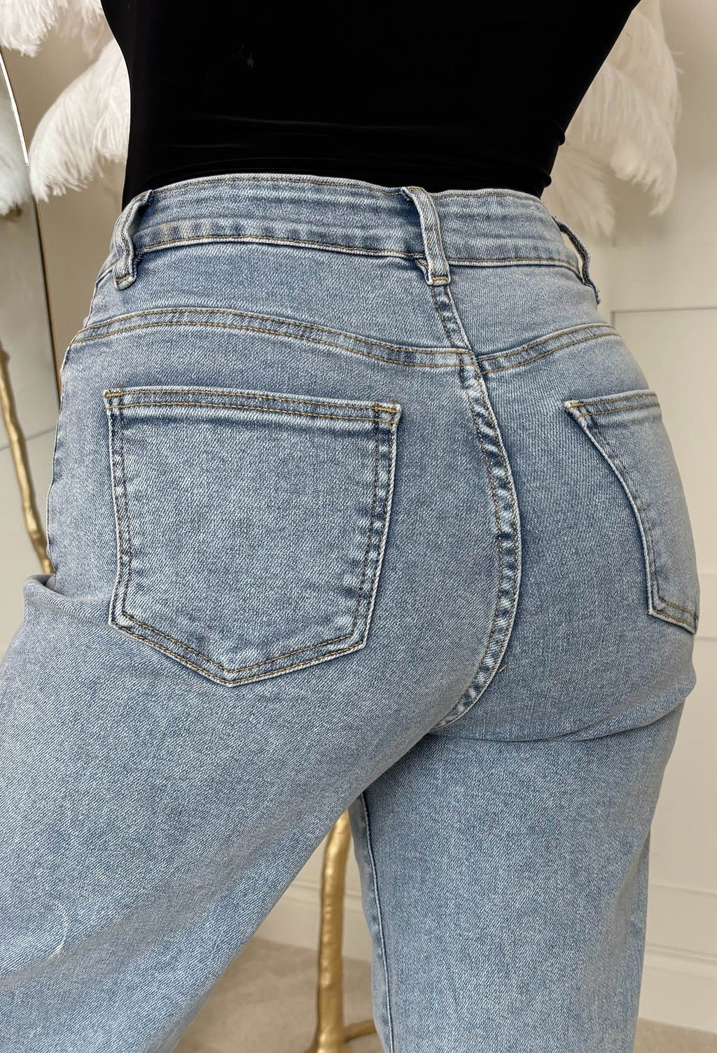Rae Jeans de lavado medio, súper elásticos, acampanados de pierna ancha